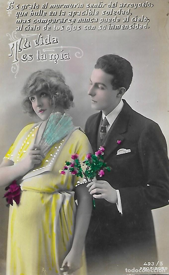 Postkarten: ANTIGUA POSTAL ESPA&Ntilde;OLA-PAREJA CON FLORES Y ABANICO (Principios 1900)
