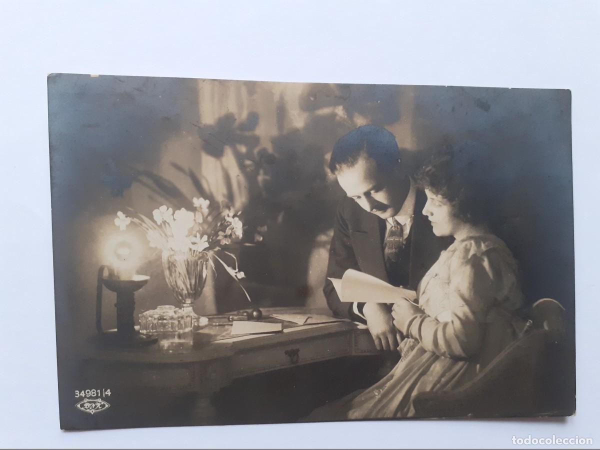 Postkarten: POSTAL FOTOGRAFICA - PAREJA - UN HOMBRE Y UNA MUJER LEYENDO UNA CARTA - ESCRITA
