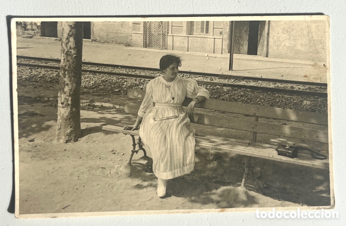 Postais: POSTAL FOTOGR&Aacute;FICA: CHICA CON BOLSO Y ABANICO EN UN BANCO - 1900