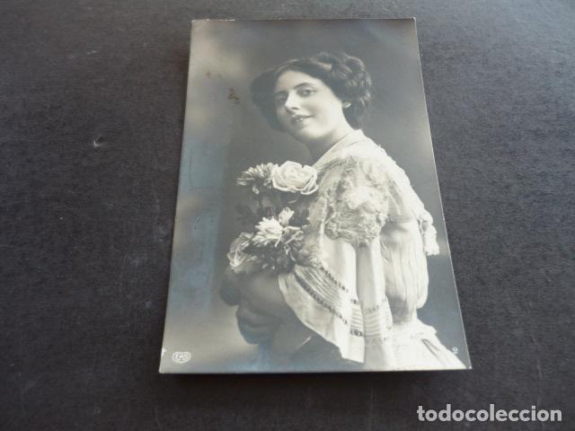 MUJER ELEGANTE POSTAL