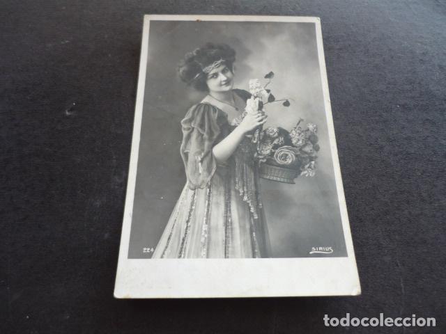 MUJER ELEGANTE POSTAL