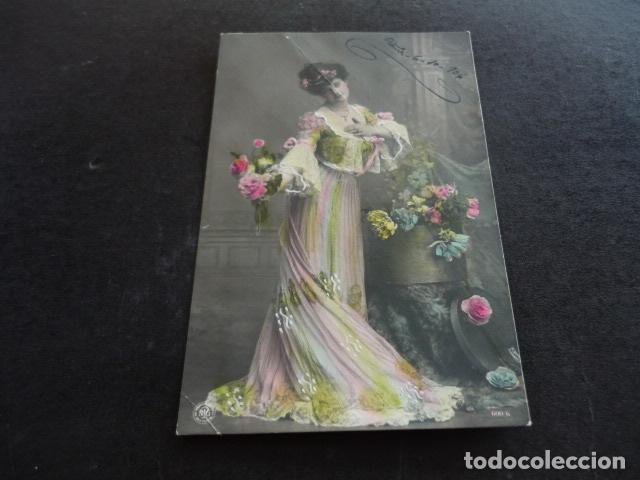 Postais: MUJER ELEGANTE CON ROSAS POSTAL