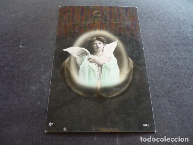 MUJER VESTIDA DE ANGEL POSTAL