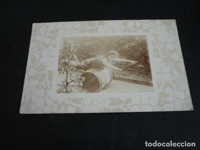 Postales: MUJER DIVIRTIENDOSE CON TONEL POSTAL CON ORLA - Foto 1