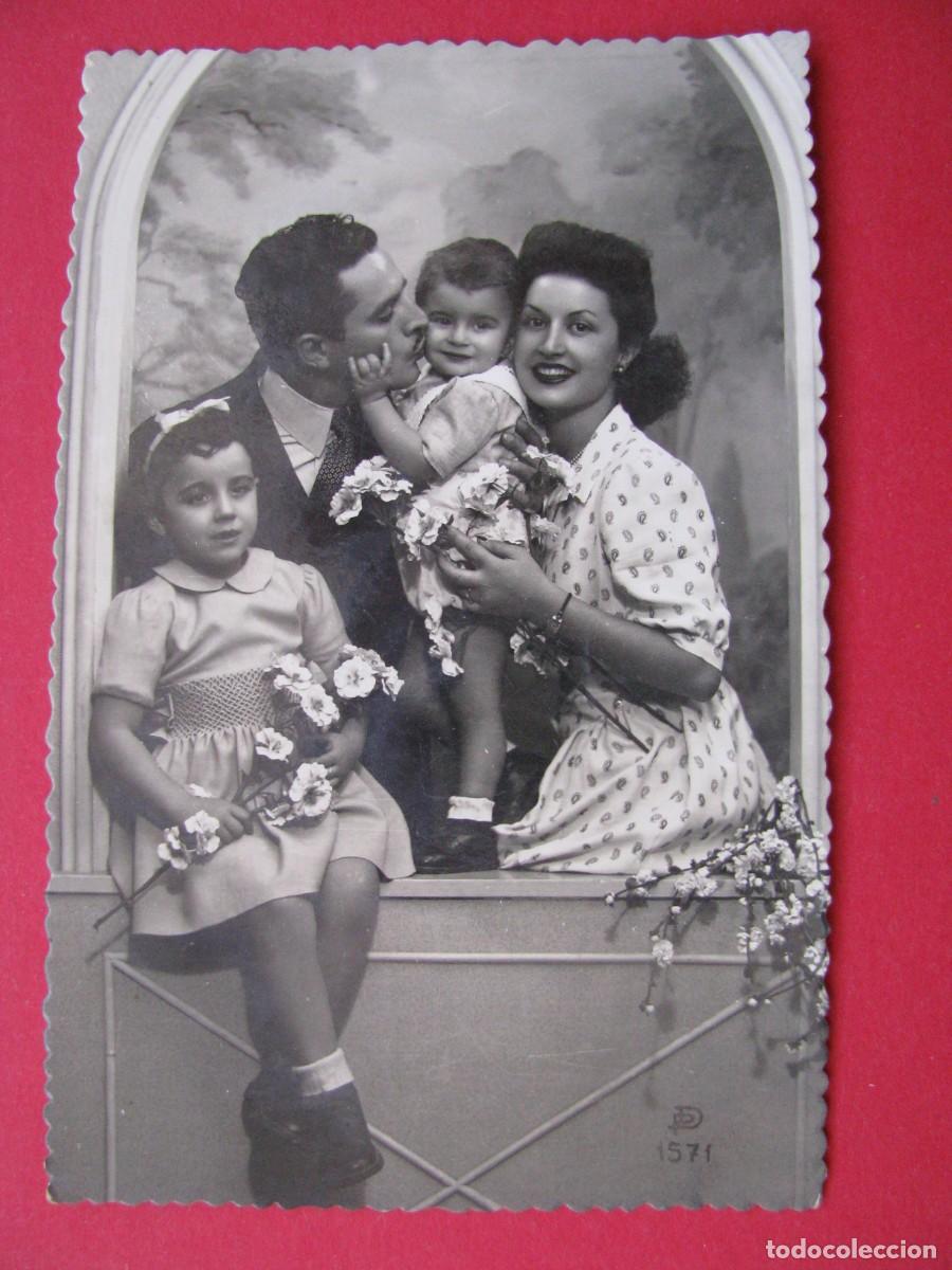 Cartoline: POSTAL FOTOGR&Aacute;FICA DE UNA FAMILIA. PD 1571. ESCRITA 1950.