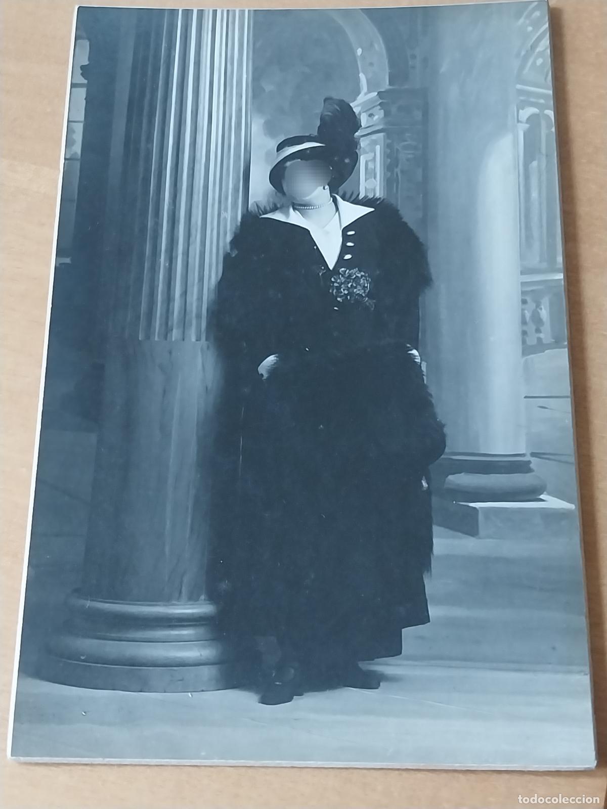 Postais: MUJER DAMA GORRO PLUMAS TRAJE NEGRO POSTAL ORIGINAL A&Ntilde;OS 1920 APRX SIN ESCRIBIR