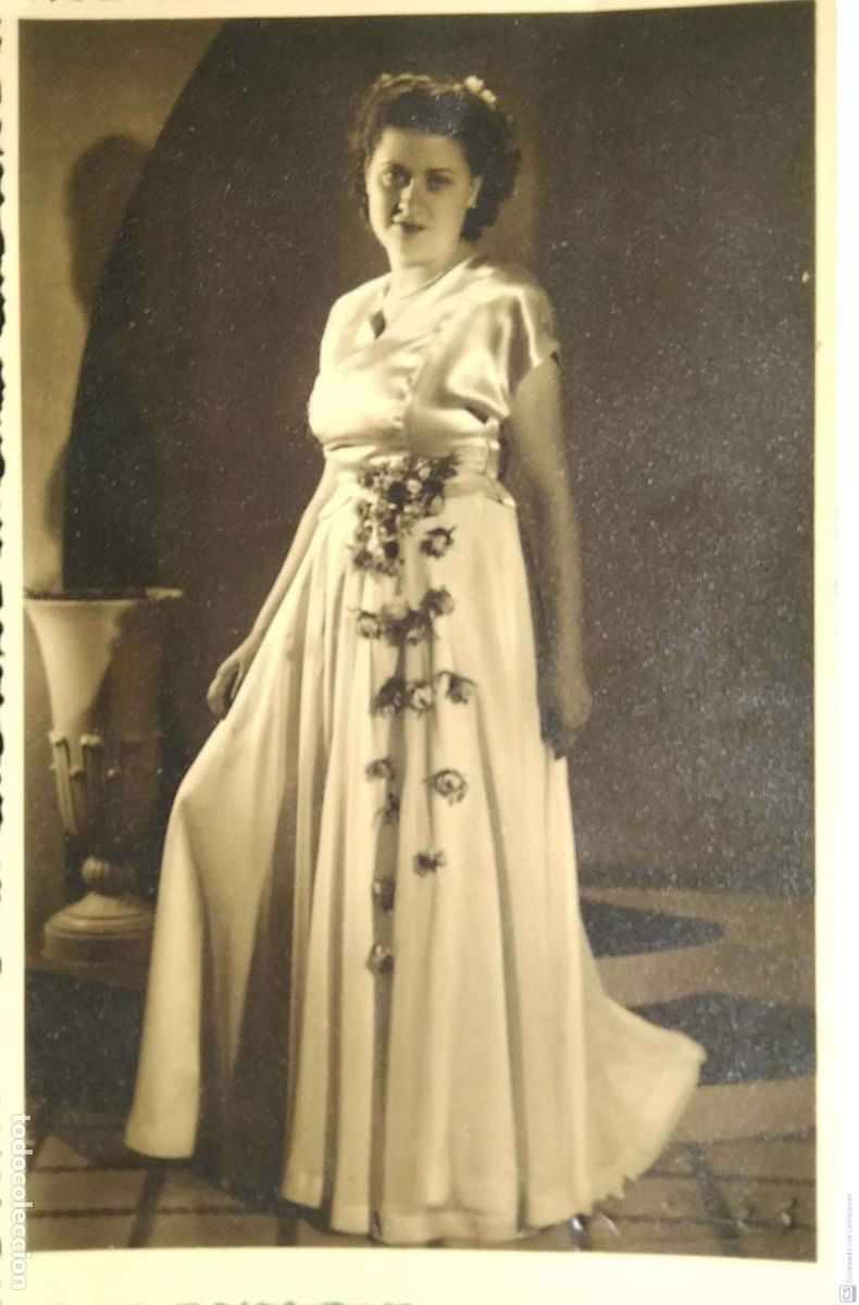 Postais: Mujer con traje de gala. Agfa. Nueva. Blanco/Negro.