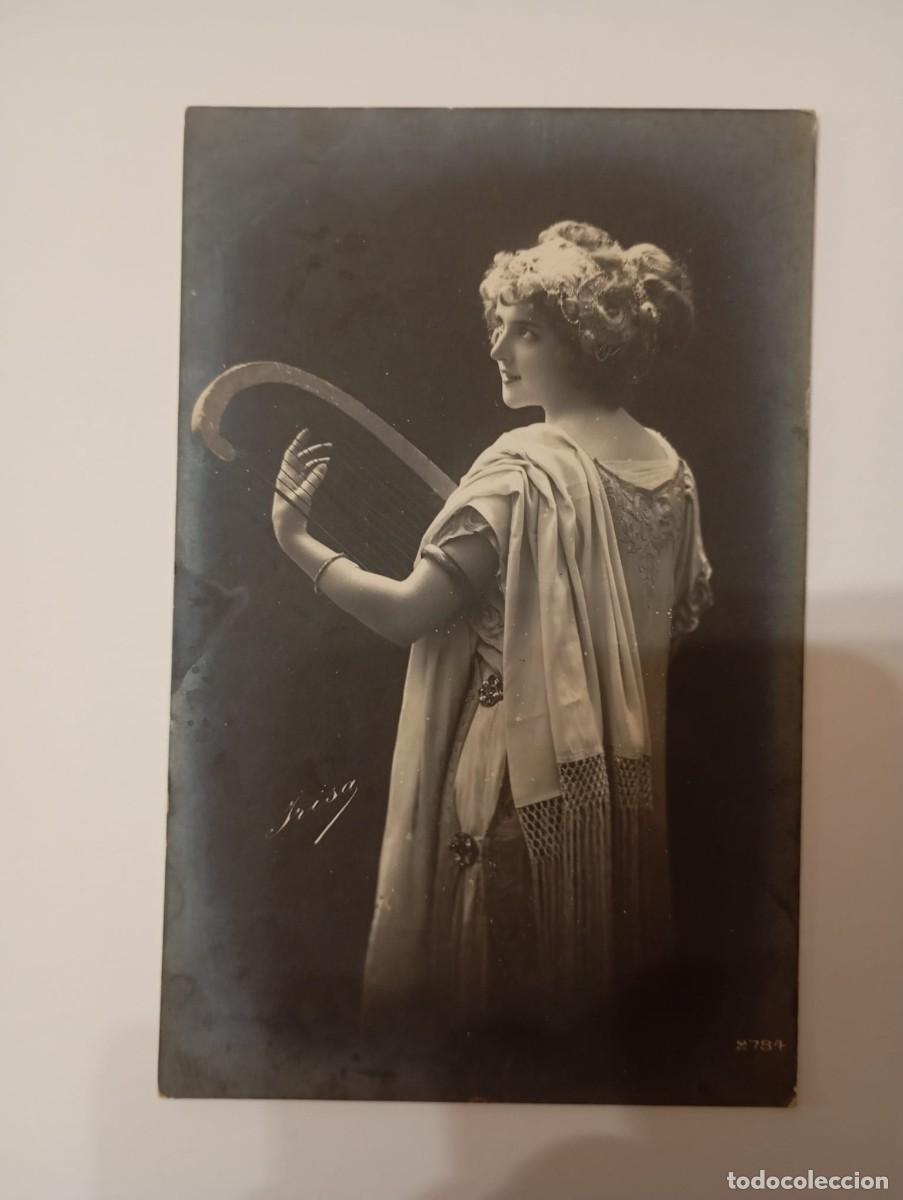 Postais: bella mujer con instrumento de cuerda circulada en 1912