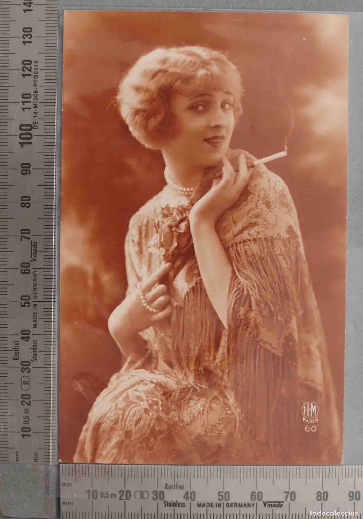 Postais: POSTAL. FOTOGRAFIA MUJER FUMANDO HM PARIS 60