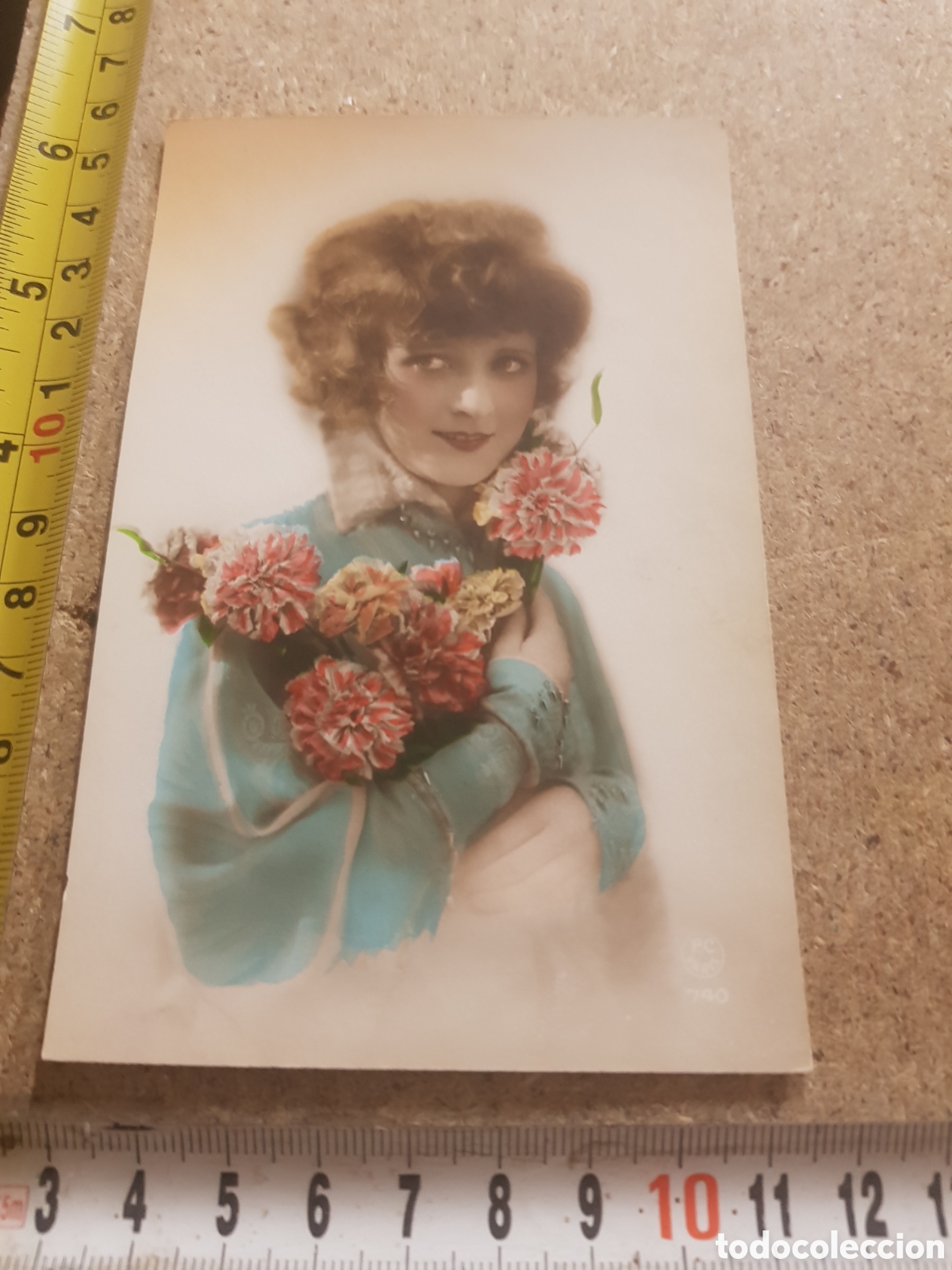 Postais: Postal de una muchacha con flores, a&ntilde;os 20 aprox.
