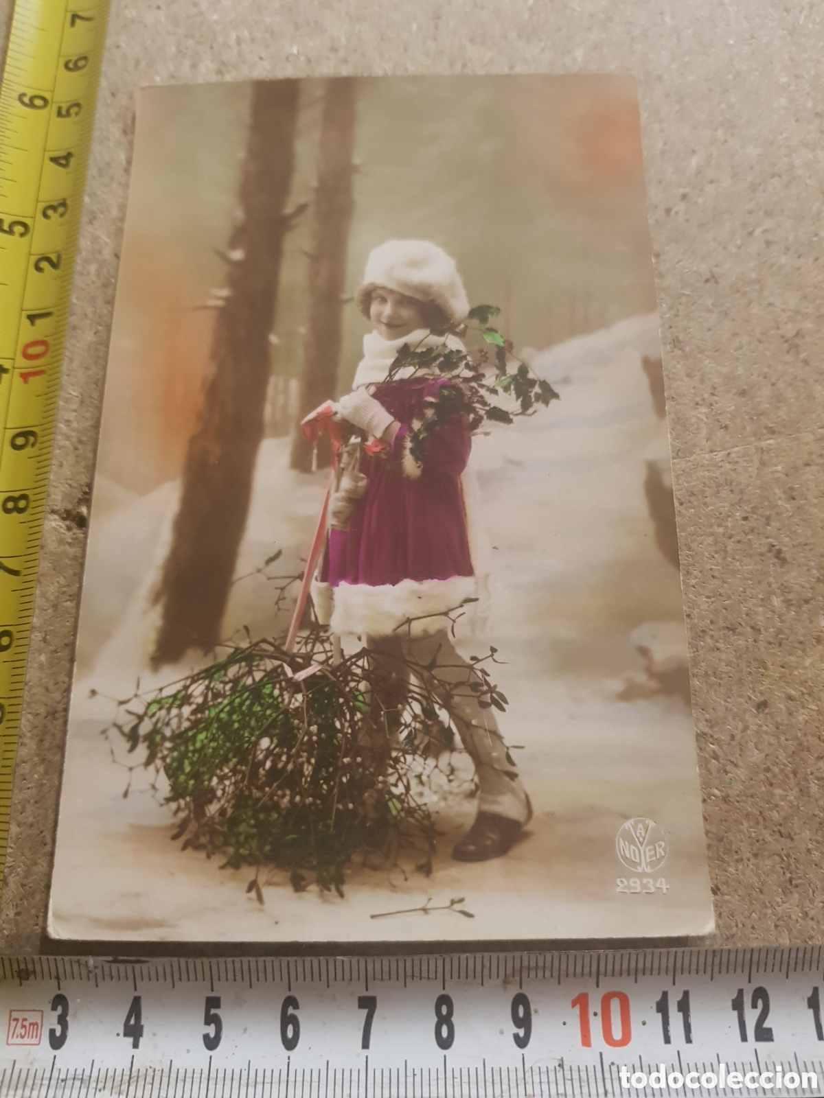 Postais: Postal de una ni&ntilde;a con un ramo de flores en el bosque nevado, a&ntilde;os 20 aprox.
