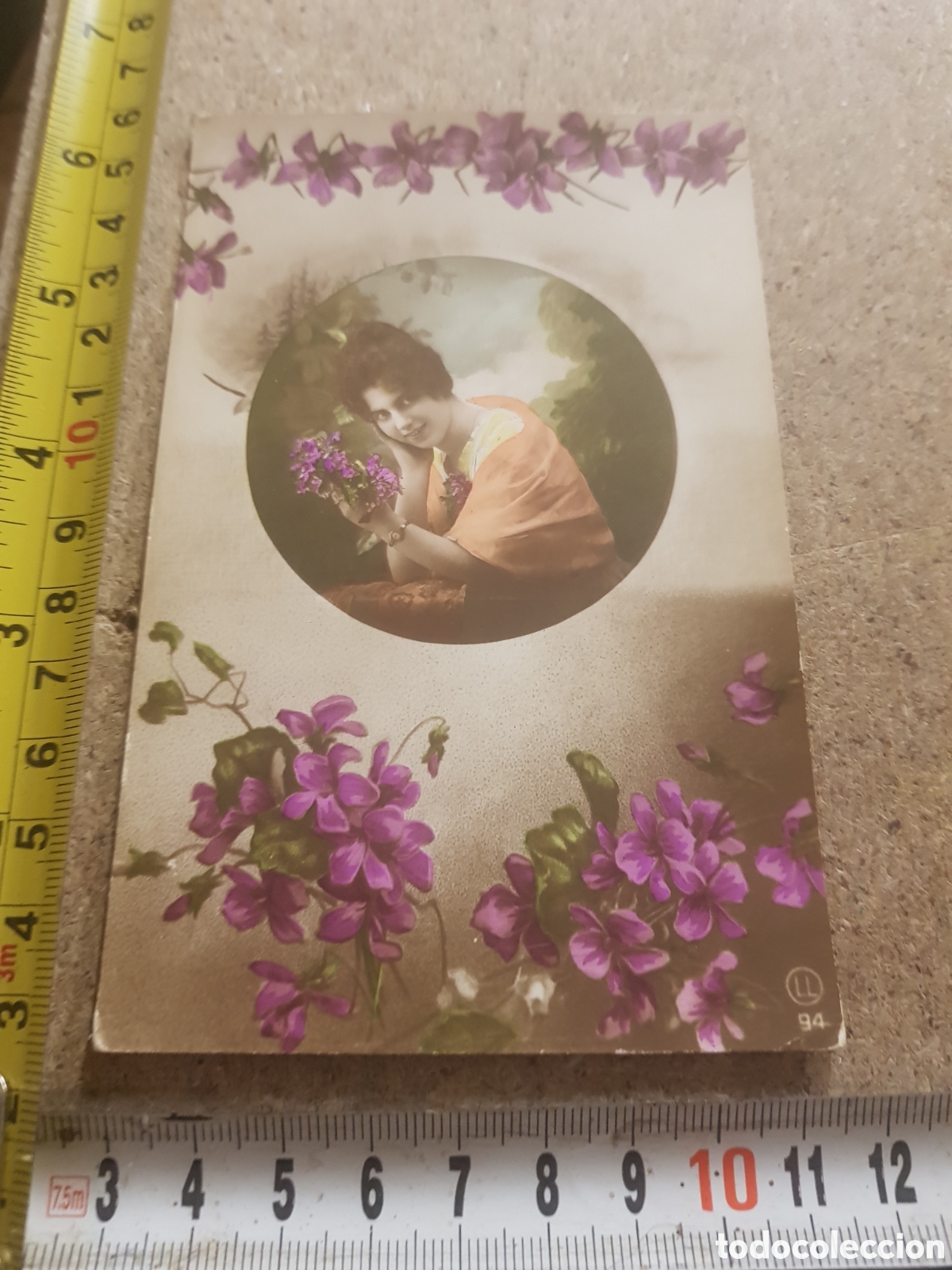 Postais: Postal de una chica con un ramo de flores, a&ntilde;os 20 aprox.