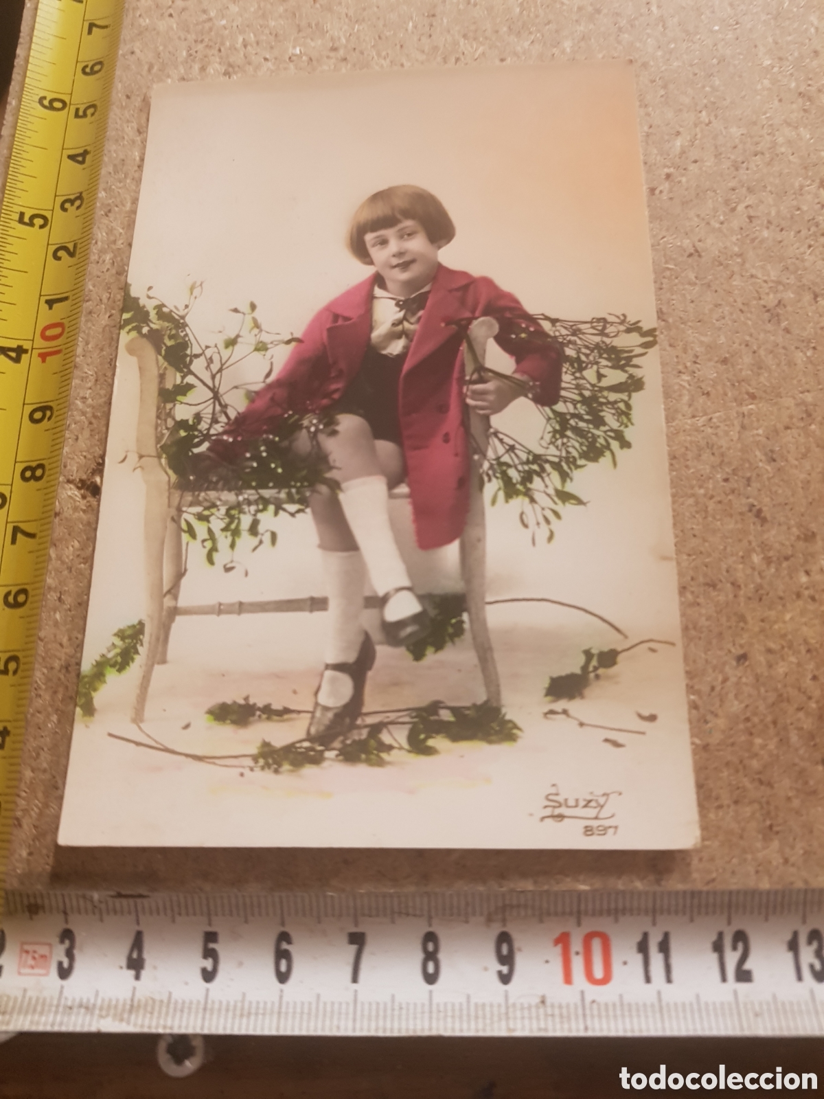 Postais: Postal de una ni&ntilde;a con un ramo de flores sentada. a&ntilde;os 20 aprox.