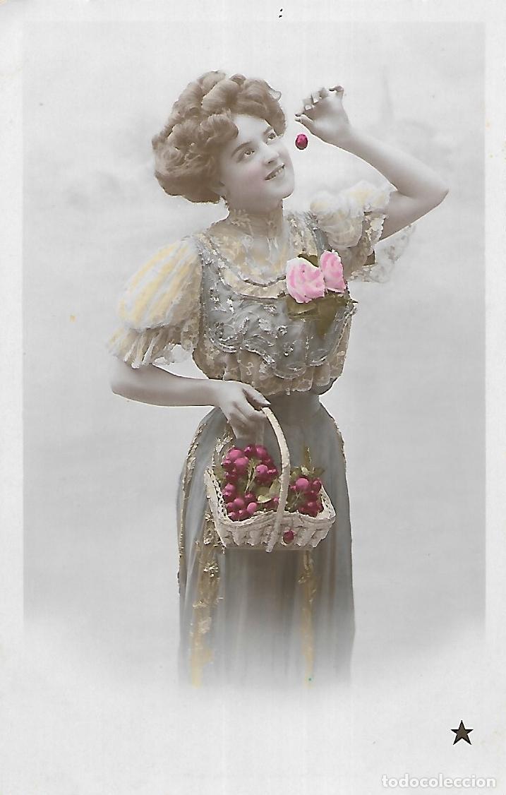 Postais: ANTIGUA POSTAL-DAMA COMIENDO CEREZAS (Principios 1900)