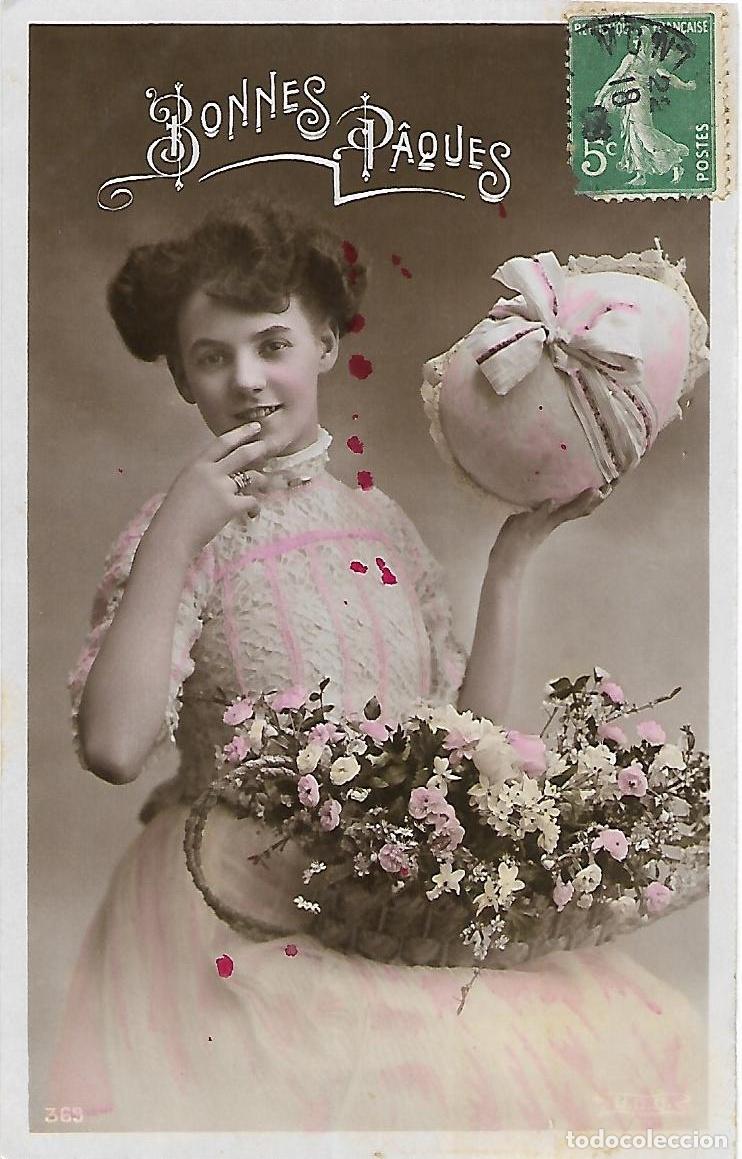 Postais: ANTIGUA POSTAL-DAMA CON HUEVO DE PASCUA Y FLORES (Principios 1900)
