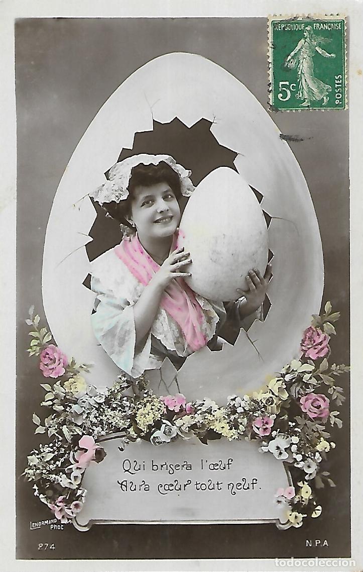Postais: ANTIGUA POSTAL-DAMA CON HUEVO DE PASCUA Y FLORES (Principios 1900)