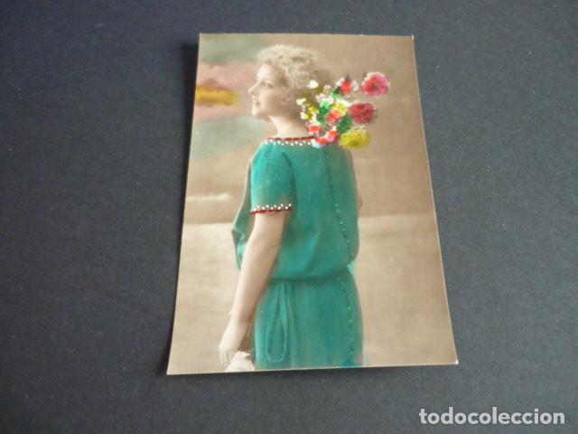 MUJER ELEGANTE POSTAL