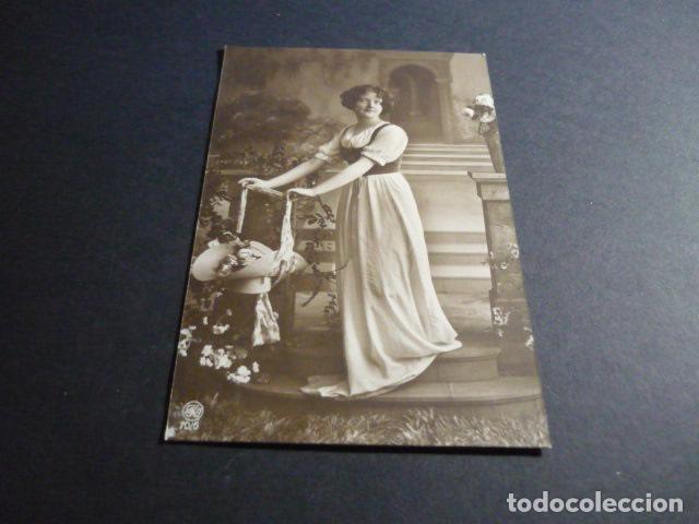 Cartoline: MUJER CON FLORES POSTAL