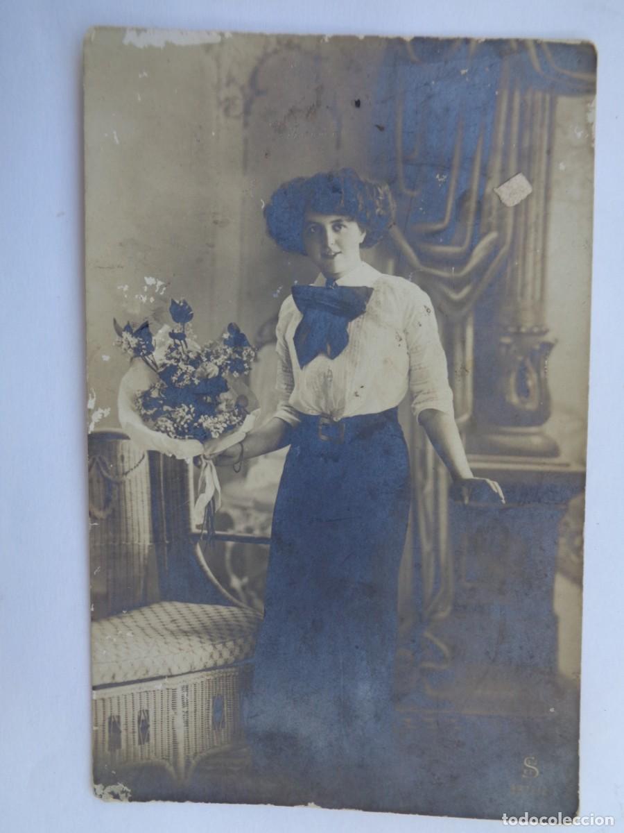 Postais: POSTAL GALANTE CON BELLO RETRATO DE MUJER CON RAMO DE FLORES , PRINCIPIOS DE SIGLO