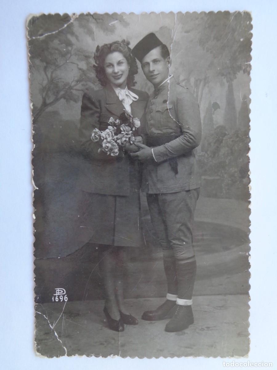 Postais: POSTAL GALANTE DE PAREJA ENAMORADA , MILITAR REGULARES CON EMBLEMA AMETRALLADORAS