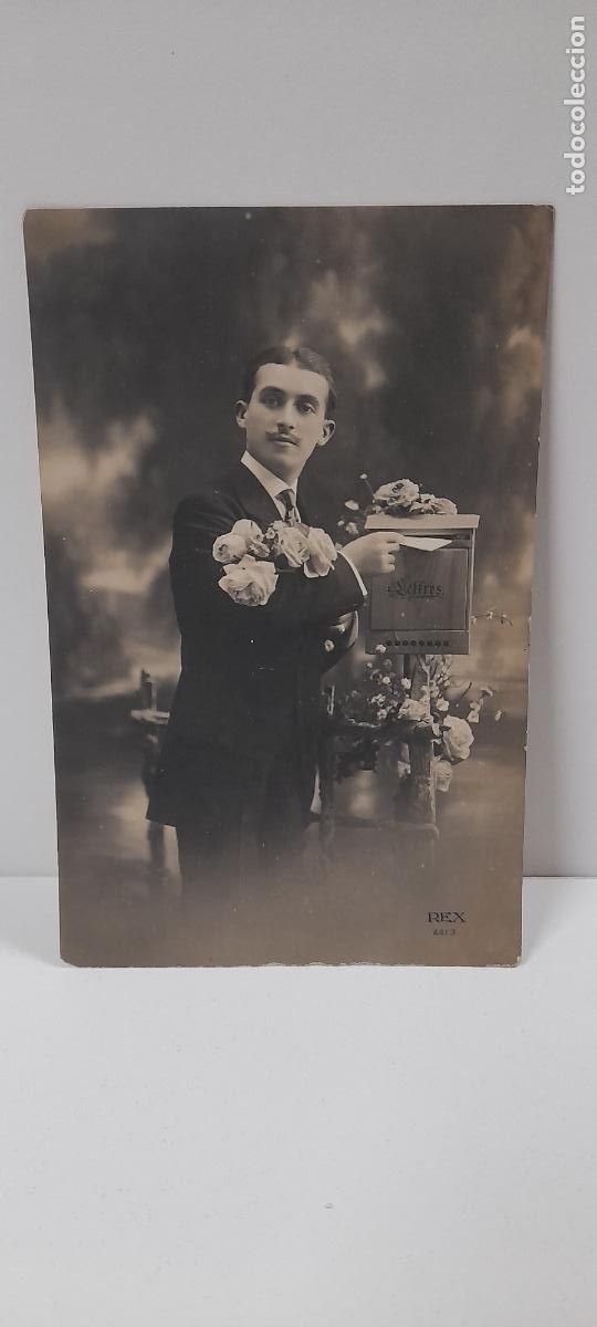 Postkarten: ANTIGUA POSTAL DE UN SE&Ntilde;OR POSANDO Y DEJANDO UNA CARTA EN UN BUZON . ESCRITA Y FECHADA 1913