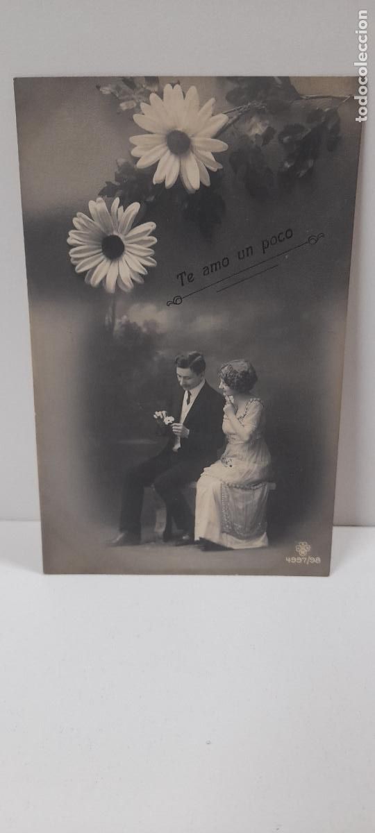 Postkarten: ANTIGUA POSTAL DE UNA PAREJA DESOJANDO UNA MARGARITA - TE AMO UN POCO . ESCRITA Y FECHADA 1913