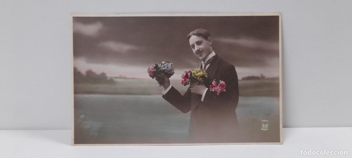 Postkarten: ANTIGUA POSTAL DE UN SE&Ntilde;OR POSANDO CON FLORES . ESCRITA Y FECHADA 1914