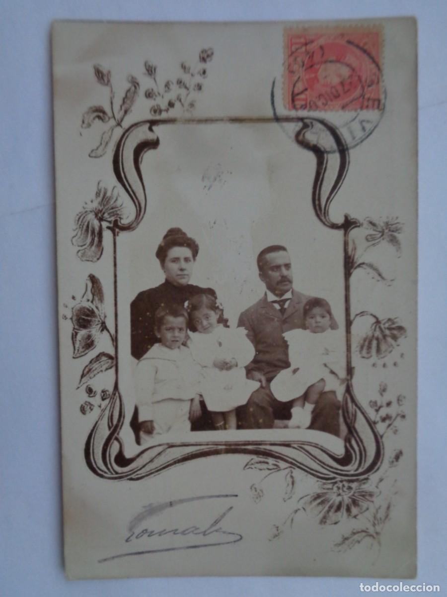 Cartoline: FOTO DE ESTUDIO DE FAMILIA DEL SIGLO XIX, USADA COMO POSTAL Y CIRCULADA CON SELLO ALFONSO XIII