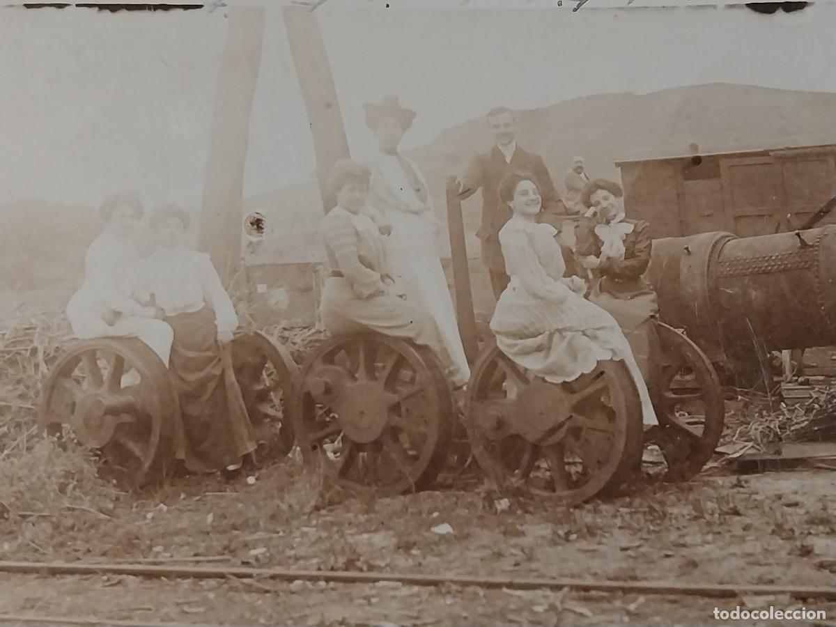 Cartoline: 1902 FOTO DAMAS CABALLEROS FERROCARRIL RUEDAS O SIMILAR FOTOGRAFIA POSTAL SIN DIVID ORIGINAL ESCRITA