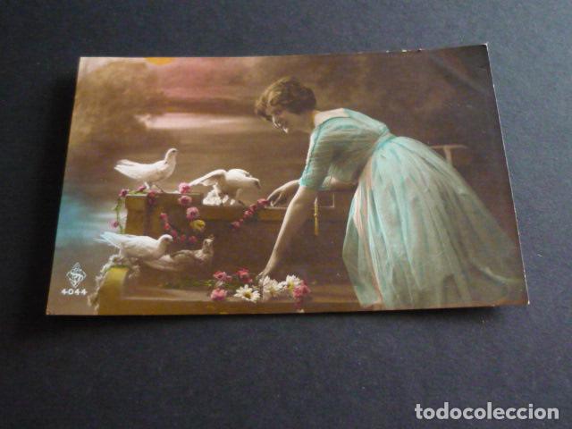 Postales: MUJER CON PALOMAS POSTAL - Foto 1