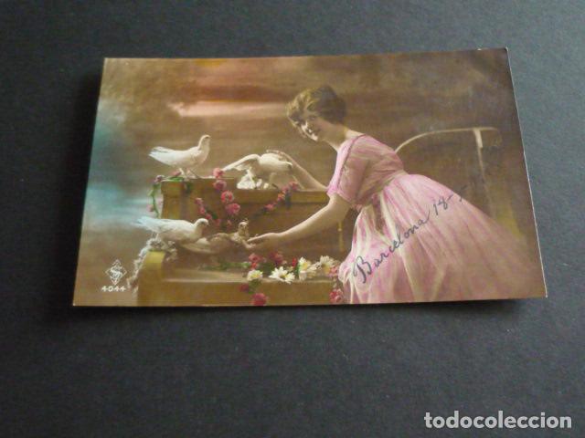 Postales: MUJER CON PALOMAS POSTAL - Foto 1
