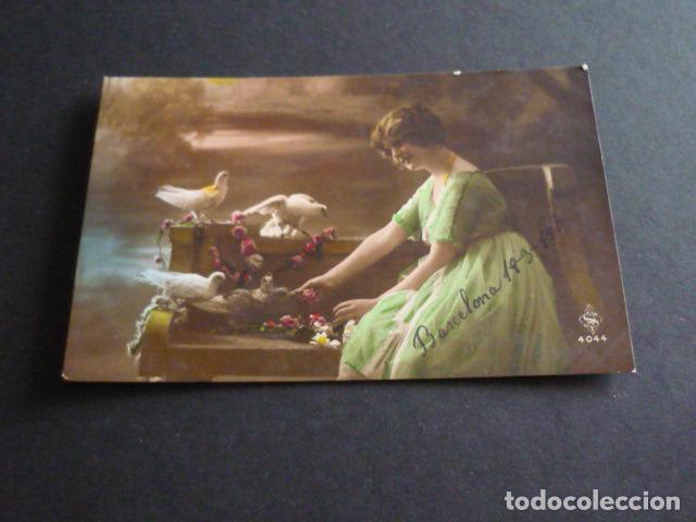 Postales: MUJER CON PALOMAS POSTAL - Foto 1