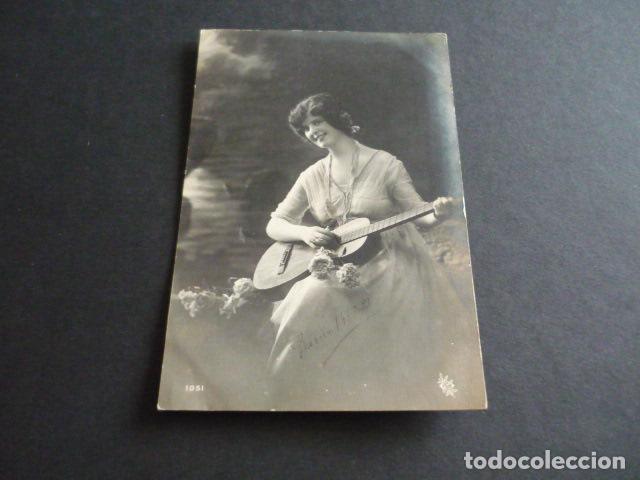 Postales: MUJER TOCANDO LA GUITARRA POSTAL - Foto 1