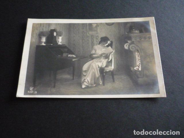 Postales: MUJER LEYENDO CARTA POSTAL - Foto 1