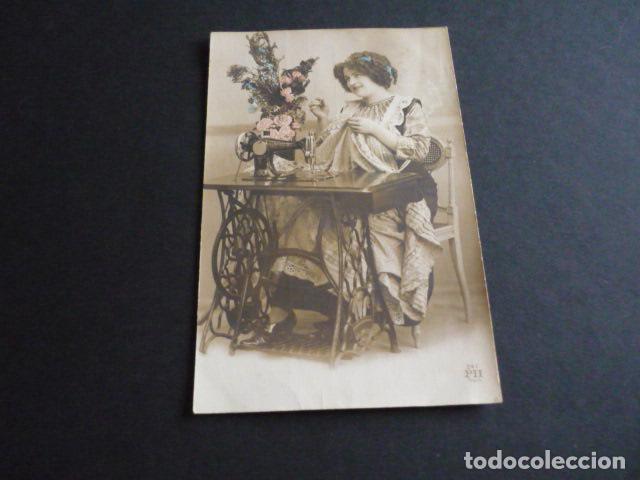 Postales: MUJER CON MAQUINA DE COSER POSTAL - Foto 1