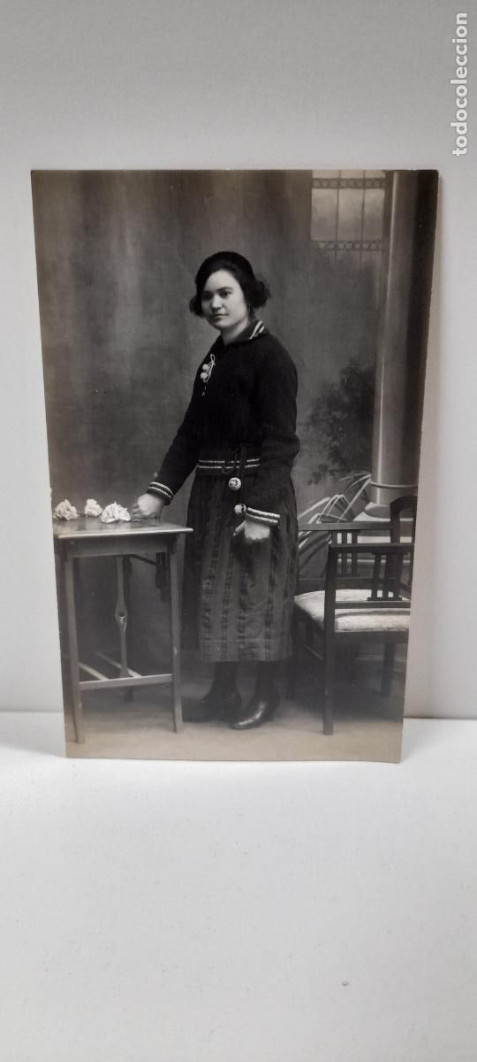 Cartoline: POSTAL ANTIGUA . SE&Ntilde;ORA POSANDO