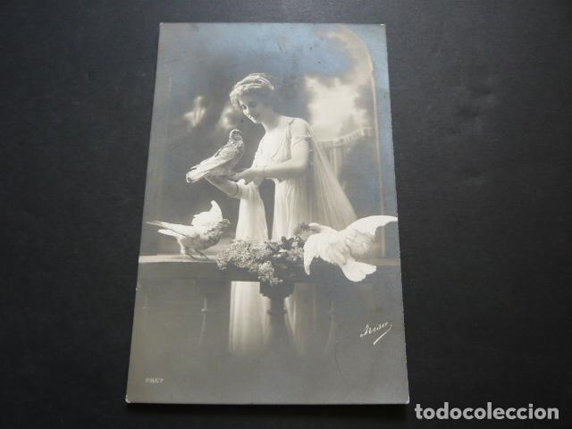 Postales: MUJER CON PALOMAS POSTAL - Foto 1