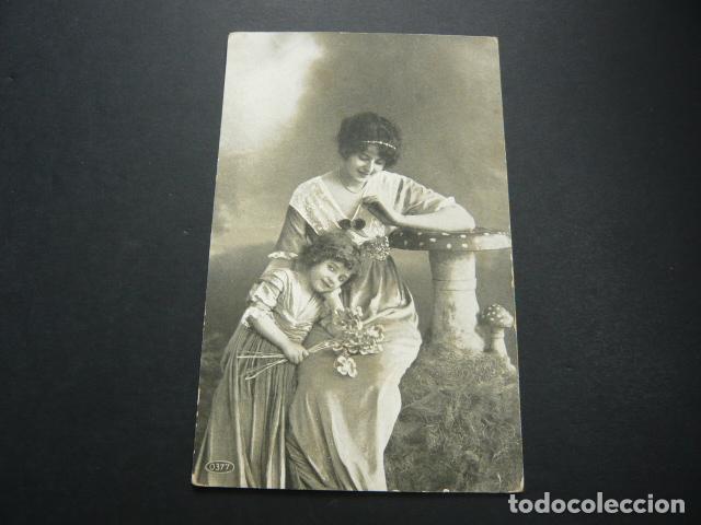 Postales: MUJER ELEGANTE Y NI&Ntilde;A POSTAL - Foto 1