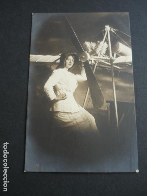 Postales: MUJER CON AVION POSTAL - Foto 1