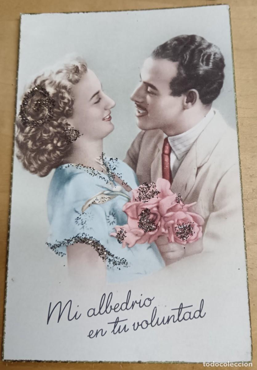 Postais: POSTAL CON BRILLANTINA GALANTE PAREJA A&Ntilde;O 1955 ESCRITA 13,5X9 CM.