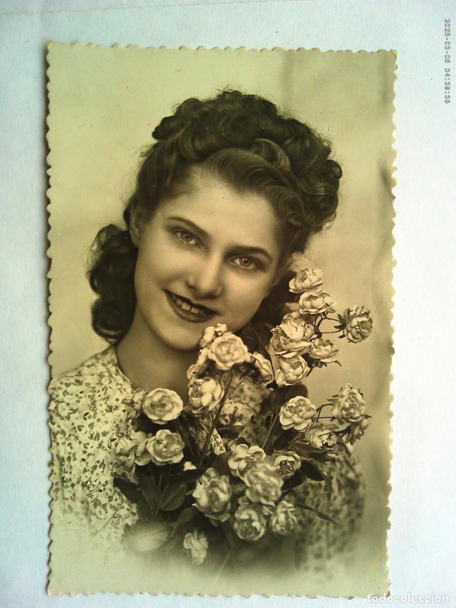 Cartoline: POSTAL GALANTE CON RETRATO DE HERMOSA JOVEN CON FLORES , A&Ntilde;OS 50