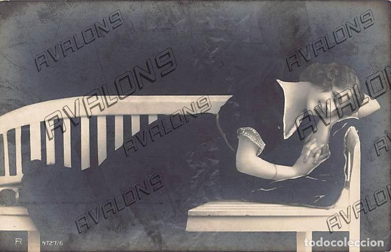 Cartoline: Postal antigua de los a&ntilde;os 10 o 20 de una Se&ntilde;orita estirada en un sof&aacute; - Escrita