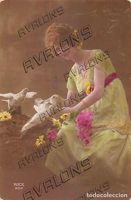 Cartoline: Postal Francesa escrita en espa&ntilde;ol con una Srta. Con Palomas - A&ntilde;os 10 - Coloreada