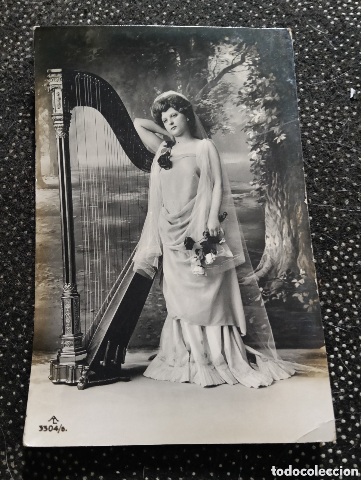 Postales: Muchacha apoyada en una Arpa de los a&ntilde;os 20