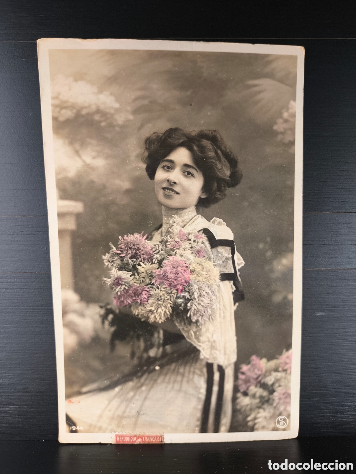 Postales: Antigua postal fotogr&aacute;fica coloreada retrato mujer joven flores Art Nouveau rom&aacute;ntica fantas&iacute;a 1908