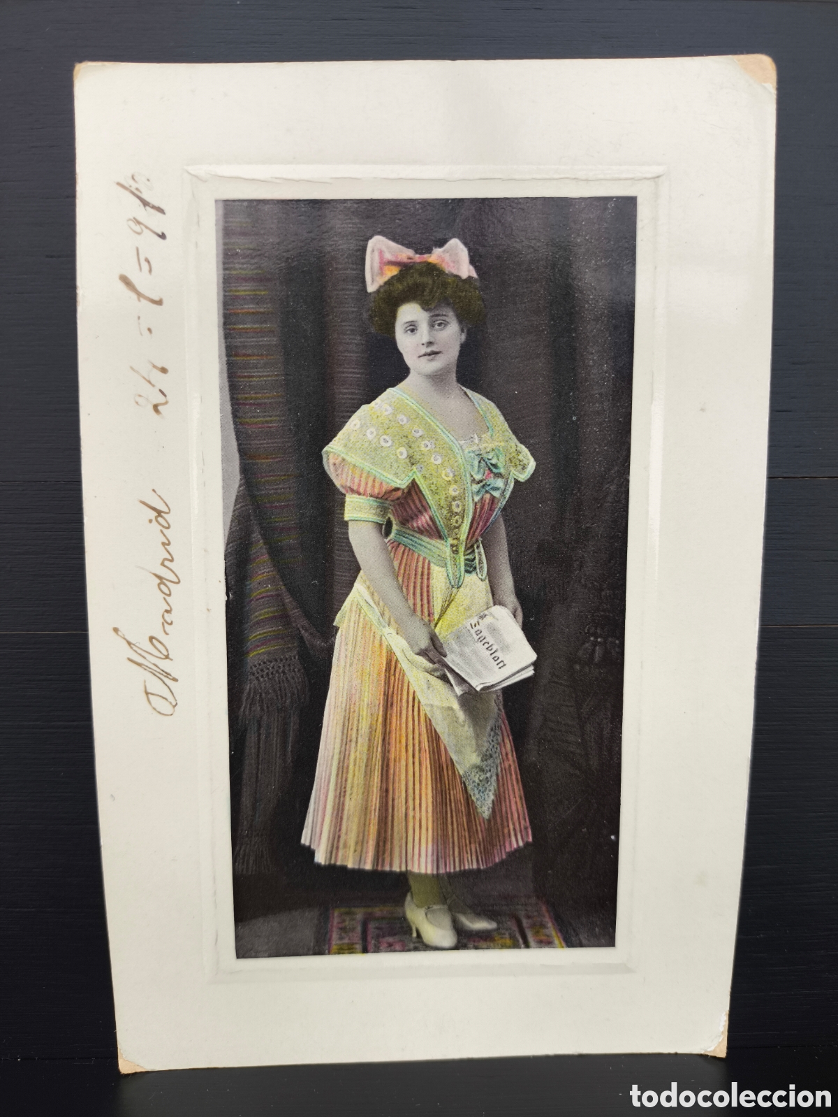 Postales: Antigua postal fotogr&aacute;fica coloreada retrato mujer relieve Belle &Eacute;poque rom&aacute;ntica fantas&iacute;a 1910