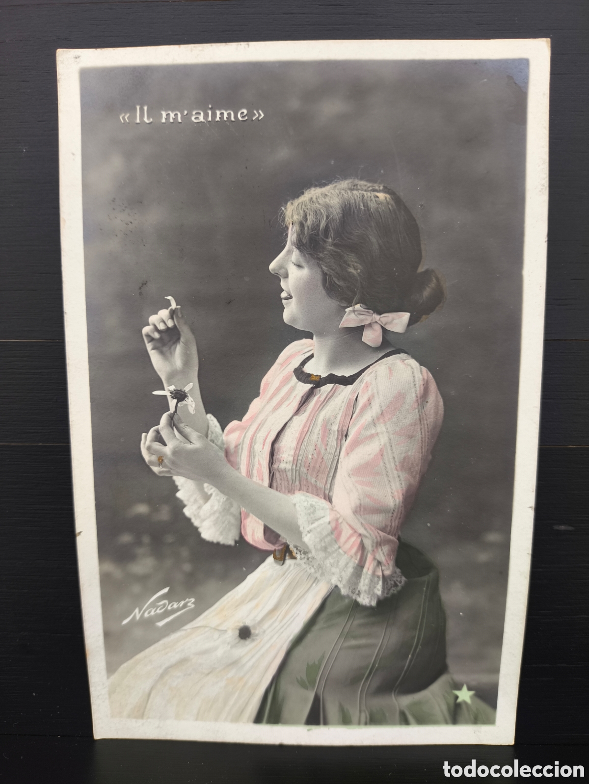 Postales: Antigua postal fotogr&aacute;fica coloreada mujer joven Il m'aime Belle &Eacute;poque rom&aacute;ntica fantas&iacute;a art&iacute;stica
