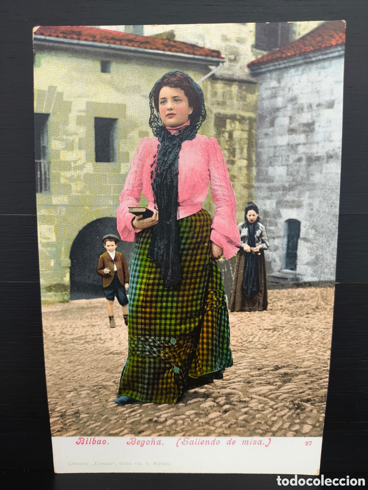 Postales: Antigua postal fotogr&aacute;fica coloreada mujer traje t&iacute;pico vizca&iacute;no saliendo de misa Bego&ntilde;a Bilbao