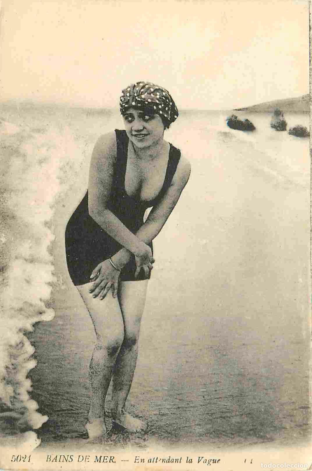 Postales: Carte Postale Ancienne - Baigneuses - Bains de mer - en attendant la vague - Anim&eacute;e - Femme en maill