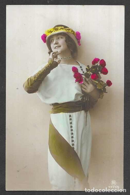 Postales: Postal. Dama ramo de rosas . Tarjeta postal Iluminada. Serie N&ordm; 4347/5 RPH 1914